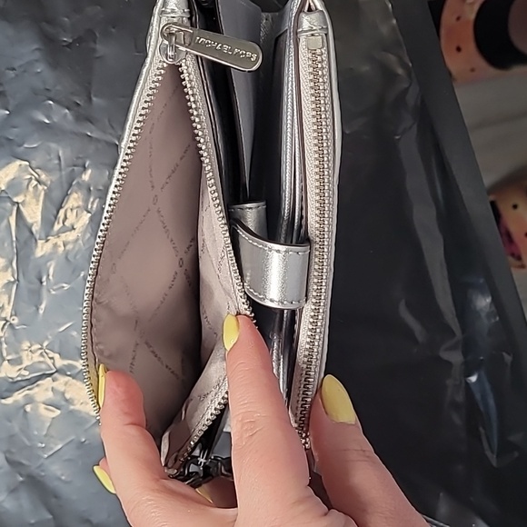 Micheal Kors Silver wristlet - Picture 4 of 7